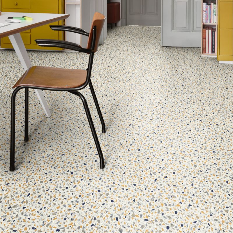 Sol Vinyle/PVC - 4m - terrazzo bleu et moutarde MARMETTE 583 - Smart Nova Stone par IVC