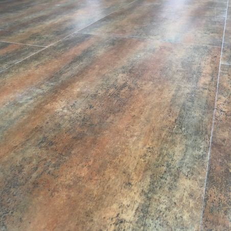 Sol Vinyle/PVC - Dalle clipsable - carrelage, effet industriel rouille METAL PLATE RUSTY - Rigicore click 5.5 par Contesse Sol Vinyle/PVC - Dalle clipsable - carrelage, effet industriel rouille METAL PLATE RUSTY - Rigicore click 5.5 par Contesse