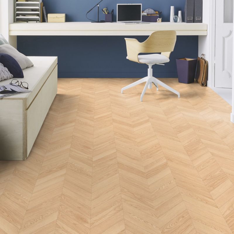 Sol Vinyle/PVC - 4m - parquet chevron clair et cérusé CHEVRON CLASSIC COTTON - Iconik Confort par Tarkett