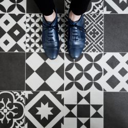 Sol Vinyle/PVC - 4m - carreaux de ciment gris ardoise et gris clair AMADORA 090M - Optima Tex-style par Beauflor