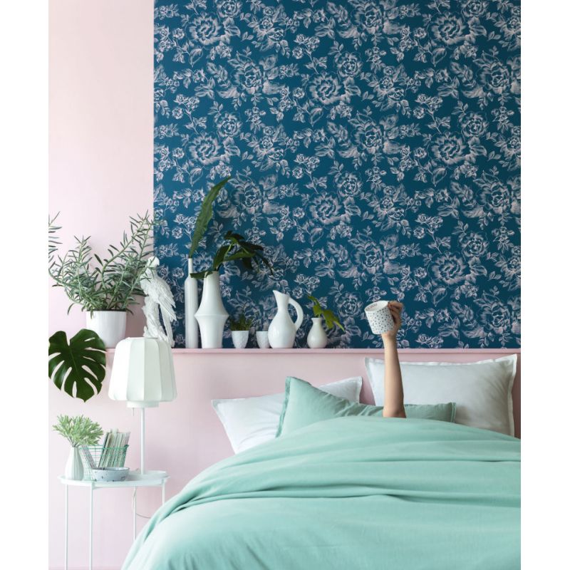 Papier peint intissé floral bleu de prusse et rose A FLEUR DE PEAU - Smile par Caselio - 69846928