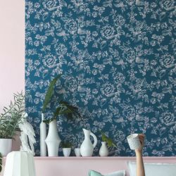 Papier peint intissé floral bleu de prusse et rose A FLEUR DE PEAU - Smile par Caselio - 69846928