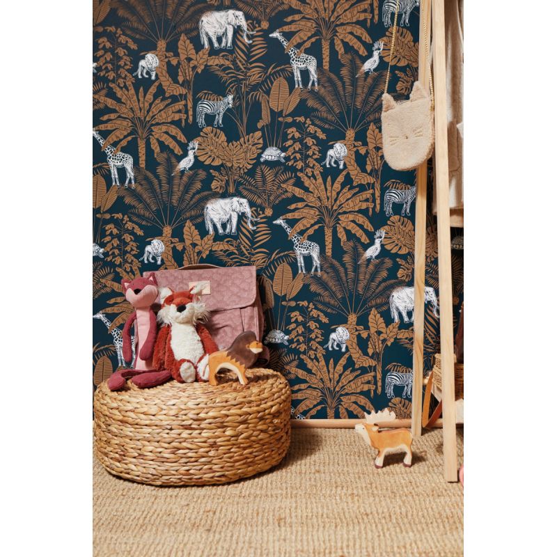 Papier peint intissé végétal bleu nuit et cognac JUNGLE TRIP - Our Planet par Caselio - 101956915