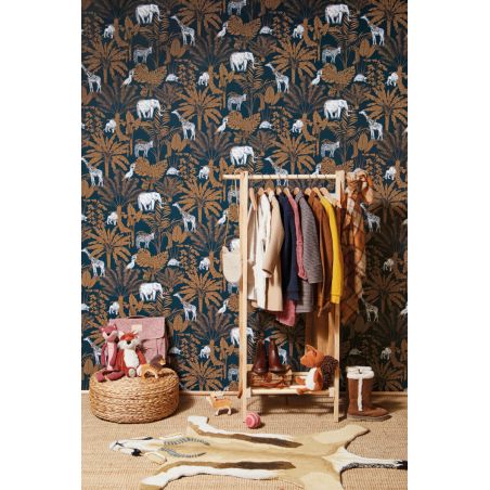 Papier peint intissé végétal bleu nuit et cognac JUNGLE TRIP - Our Planet par Caselio - 101956915