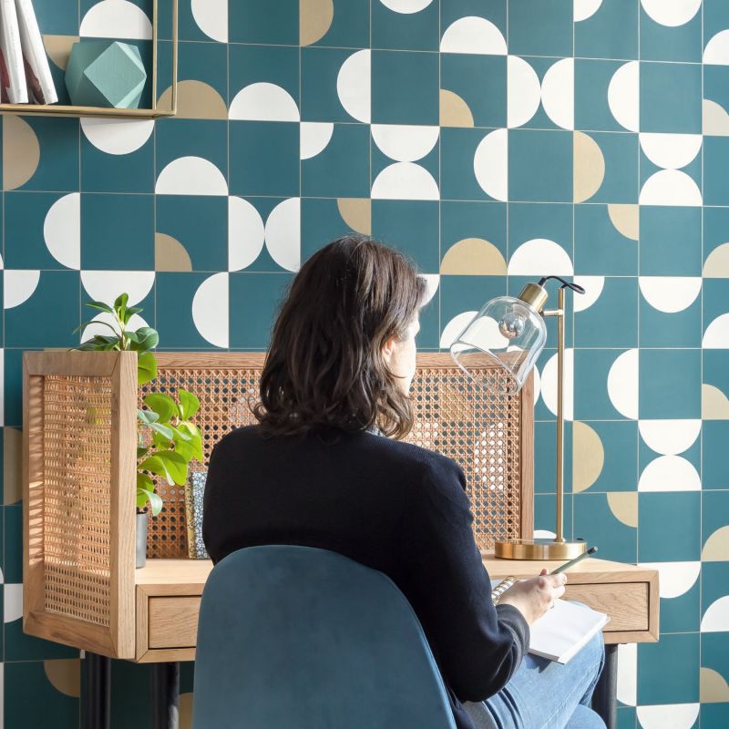 Papier peint vinyle sur intissé graphique teal blue et doré DIABOLO - Only Blue par Caselio - 102666120