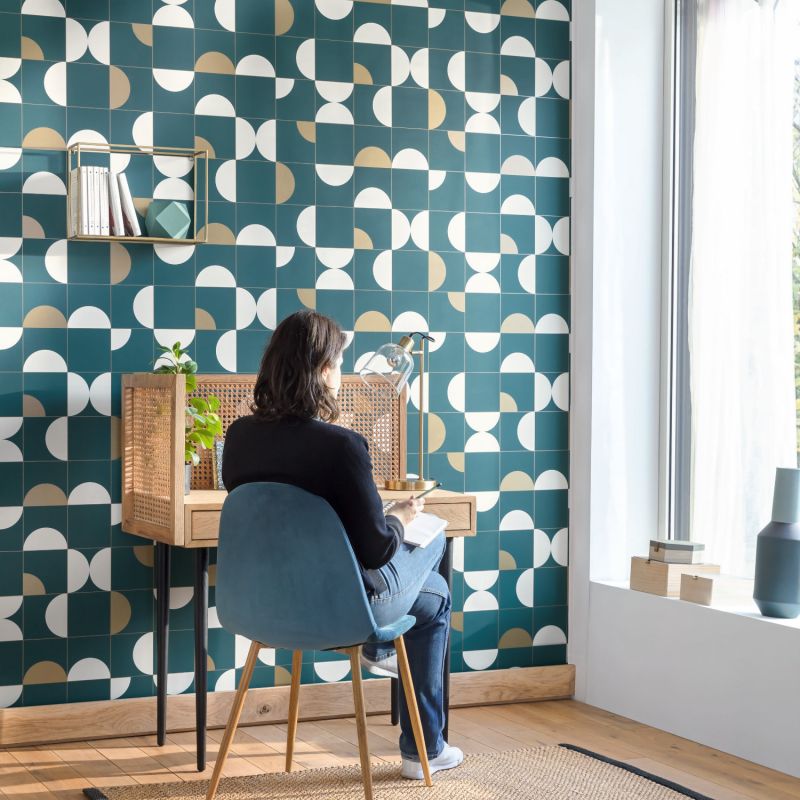 Papier peint vinyle sur intissé graphique teal blue et doré DIABOLO - Only Blue par Caselio - 102666120